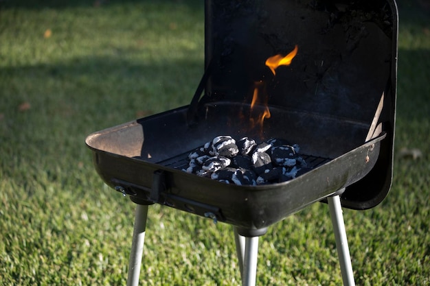 Foto close-up van het branden op de barbecue grill in de tuin