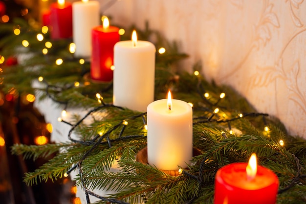 Close-up van het branden van rode en witte kaarsen op de piano Kerstversiering thuis feestelijke sfeer