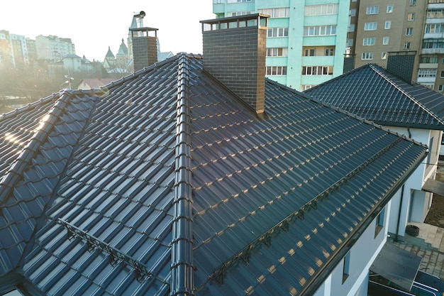 Close-up van het dak van het huis bedekt met keramische dakspanen betegelde bekleding van het gebouw