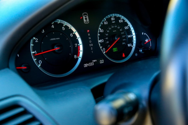 Close-up van het dashboard van de auto