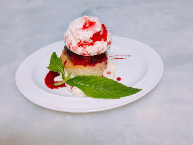 Close-up van het dessert dat op het bord wordt geserveerd