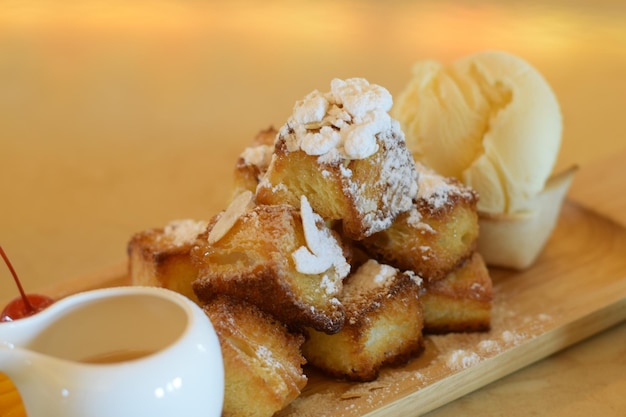 Close-up van het dessert dat op tafel wordt geserveerd