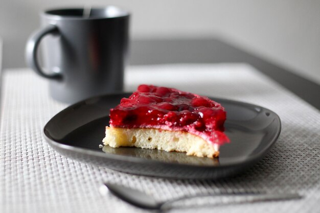 Foto close-up van het dessert dat op tafel wordt geserveerd