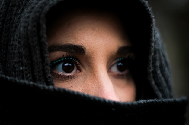 Close-up van het detail van de open ogen van een gesluierde vrouw verzonnen