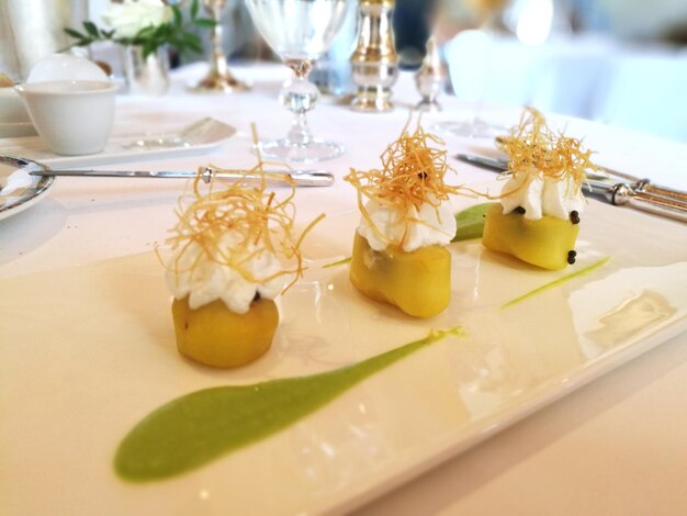 Foto close-up van het eten dat op tafel wordt geserveerd in een restaurant