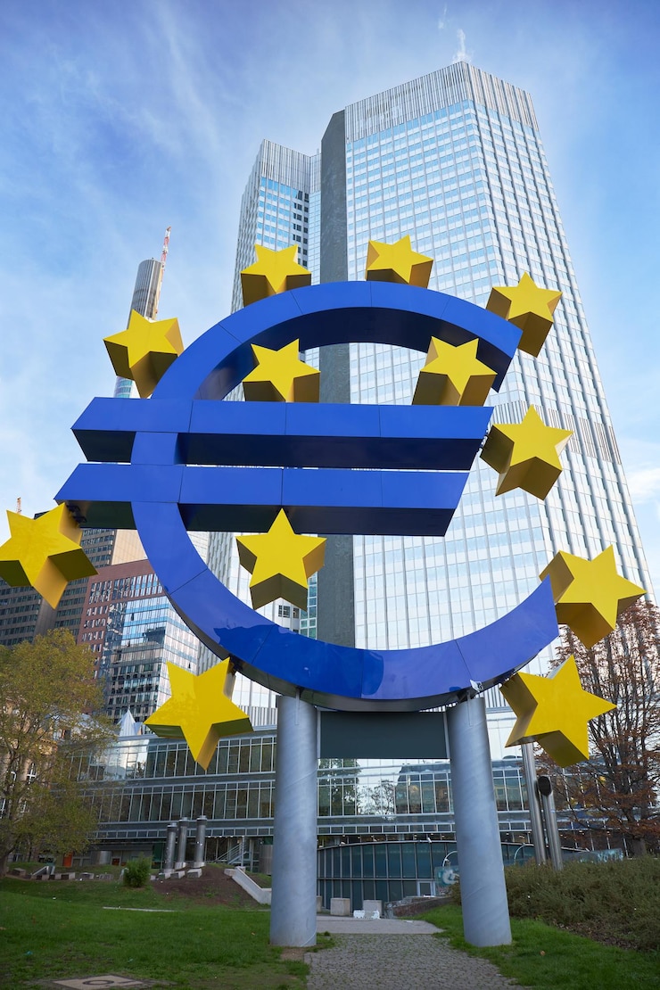 Foto close-up van het eurosymbool in de stad frankfurt duitsland