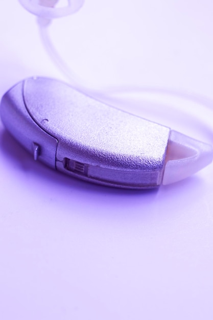 Close-up van het gehoorapparaat op een witte achtergrond