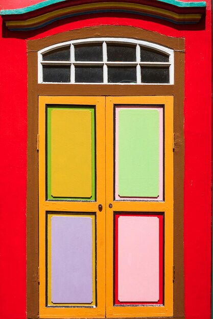 Foto close-up van het gele raam van het gebouw