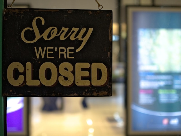 Foto close-up van het gesloten bord in de winkel