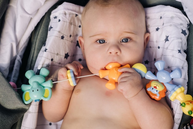 Foto close-up van het gezicht van een schattige baby die binnen ligt