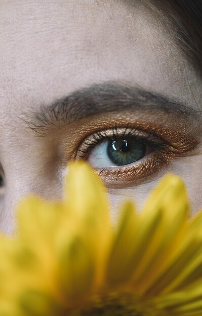 Foto close-up van het gezicht van een vrouw