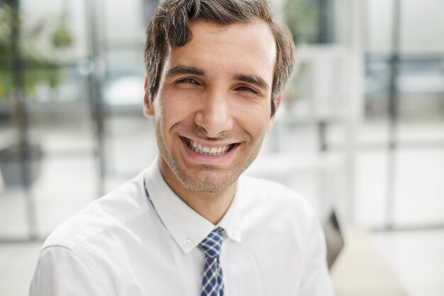 close-up van het gezicht van een zelfverzekerde zakenman op kantoor