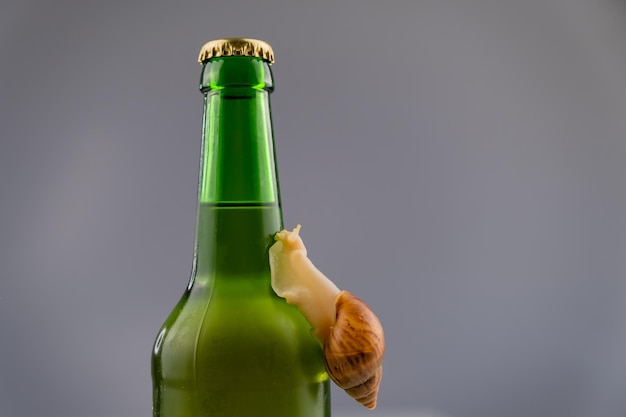 Foto close-up van het glas van de fles tegen een witte achtergrond