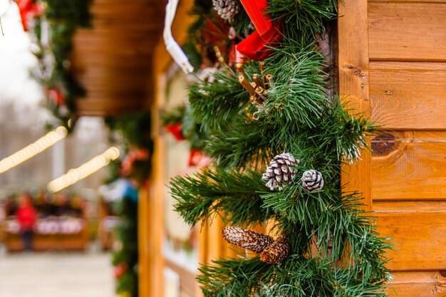 Close-up van het huis van de kerstman op het stadsplein