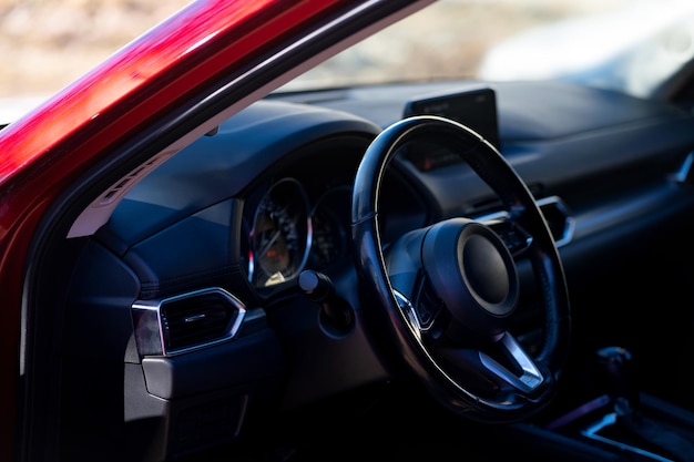 Close-up van het interieur van een moderne auto met stuurwiel en dashboard