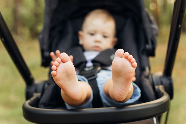 Close-up van het kleine concept van de babyvoeten gelukkige familie. mooie conceptuele afbeelding kaukasische jongen voet