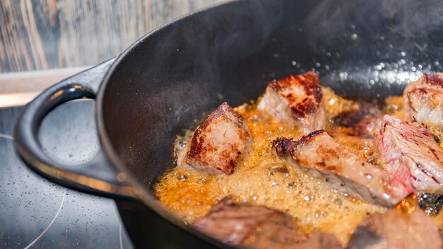 Foto close-up van het koken van vlees