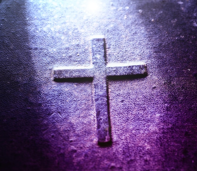 Close-up van het kruis op de paarse muur