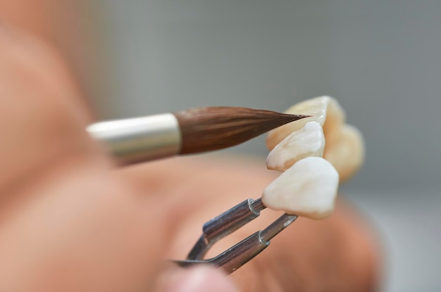 Close-up van het met de hand schilderen van kunsttanden