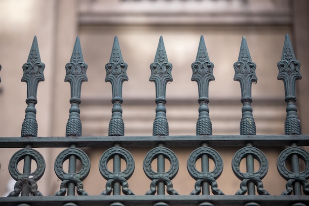 Foto close-up van het metalen hek tegen het gebouw