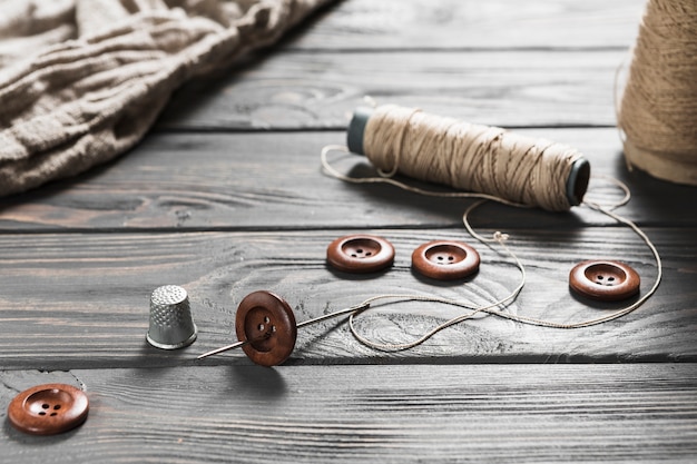 Close-up van het naaien van item op houten tafel