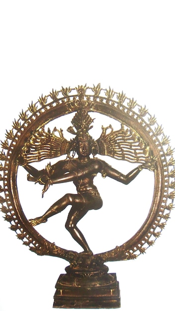 Foto close-up van het nataraja bronzen standbeeld tegen een witte achtergrond