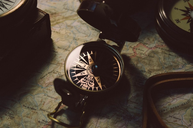 Foto close-up van het navigatiekompas op de kaart