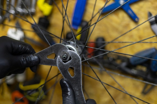 Close-up van het onderhoud van het voorwiel van een fietsvelg 29