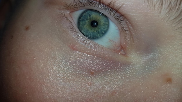 Foto close-up van het oog van een jonge man