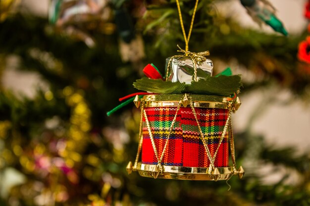 Foto close-up van het ophangen van kerstversieringen