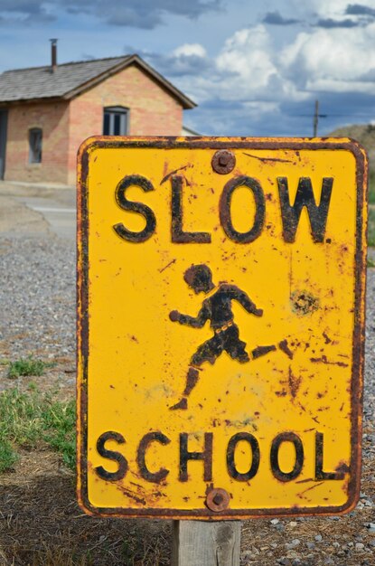 Close-up van het oude gele schoolovergangsbord