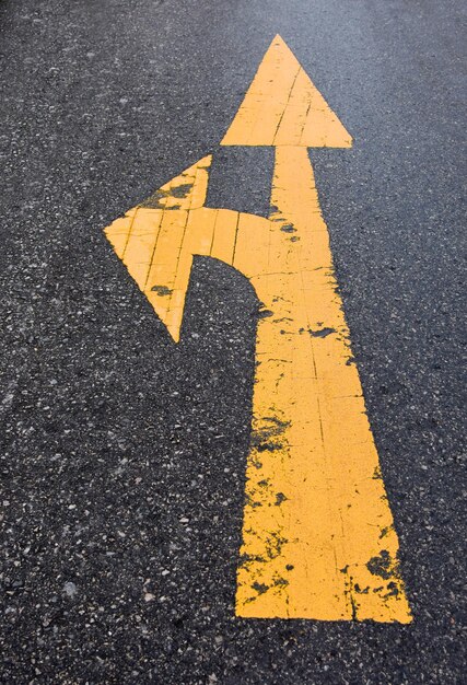 Foto close-up van het pijlsymbool op de weg