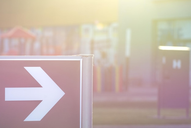 Close-up van het pijlsymbool op een zonnige dag