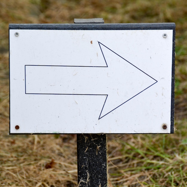 Foto close-up van het pijlteken op het veld