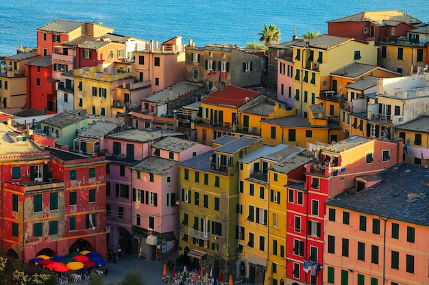 Close-up van het prachtige dorp vernazza aan de kust van cinque terre aan de ligurische zee, italië