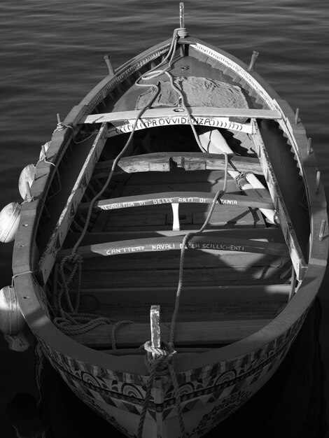 Close-up van het reuzenwiel in het water