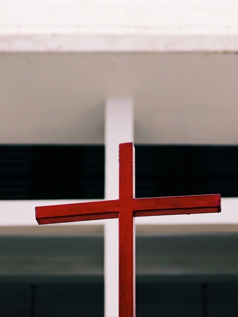 Foto close-up van het rode kruis tegen het gebouw