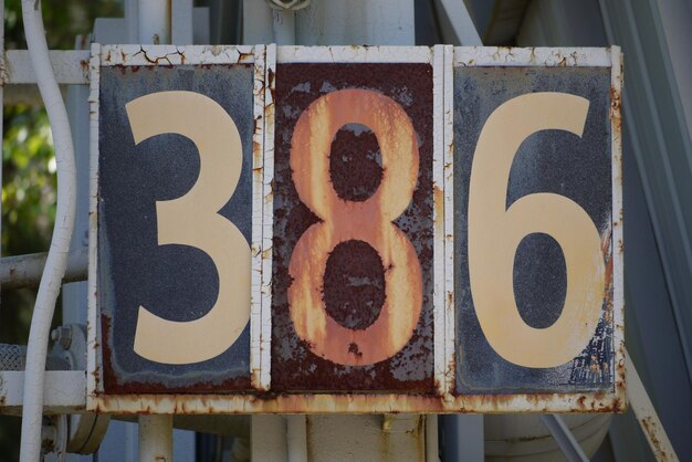 Foto close-up van het roestige bord