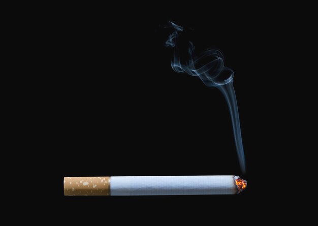 Foto close-up van het roken van sigaretten tegen een zwarte achtergrond