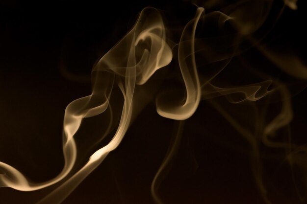 Foto close-up van het rookpatroon tegen een zwarte achtergrond