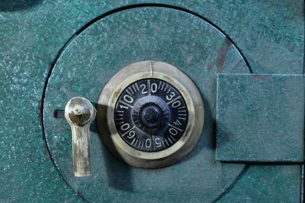 Close-up van het roterende combinatieslot van een vintage kluis