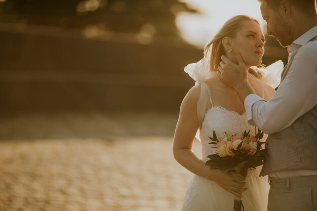 Close-up van het schattige jonge pasgetrouwde stel