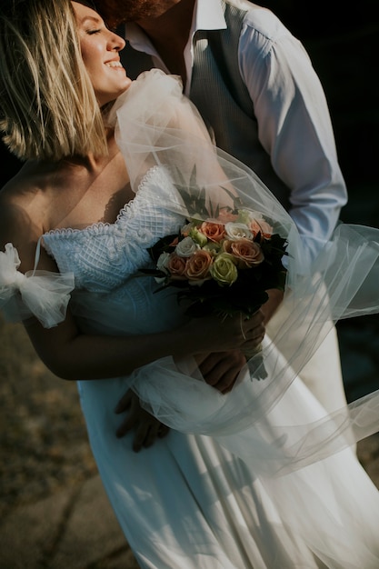 Close-up van het schattige jonge pasgetrouwde stel