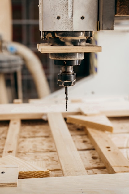 Close-up van het snijden van hout op een CNC-freesmachine in garage