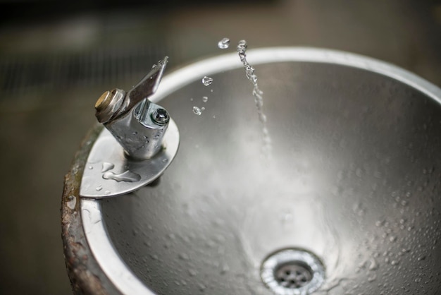 Foto close-up van het spatten van water uit de kraan