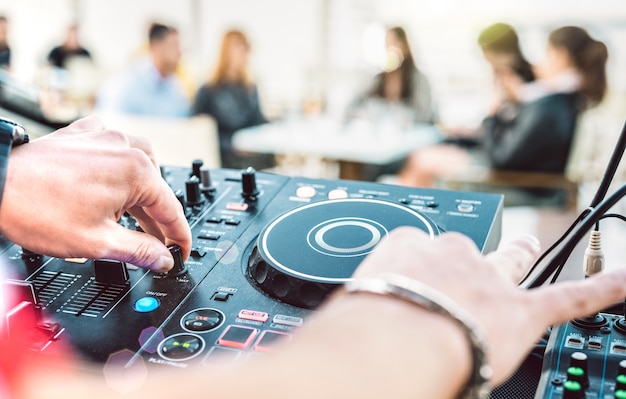 Close-up van het spelen van DJ op moderne cd usb speler bij de partij van het de zomerstrand