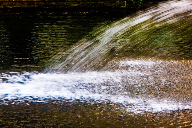 Foto close-up van het spuiten van water