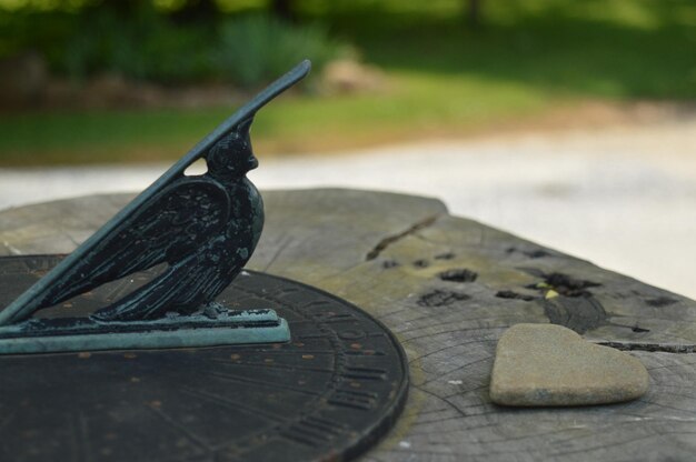 Foto close-up van het standbeeld op de rots in de tuin