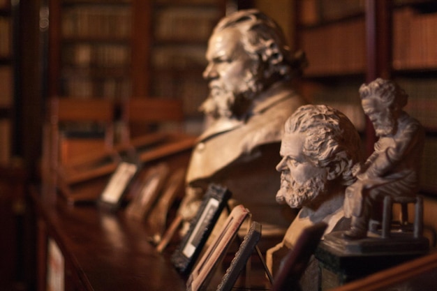 Close-up van het standbeeld op tafel