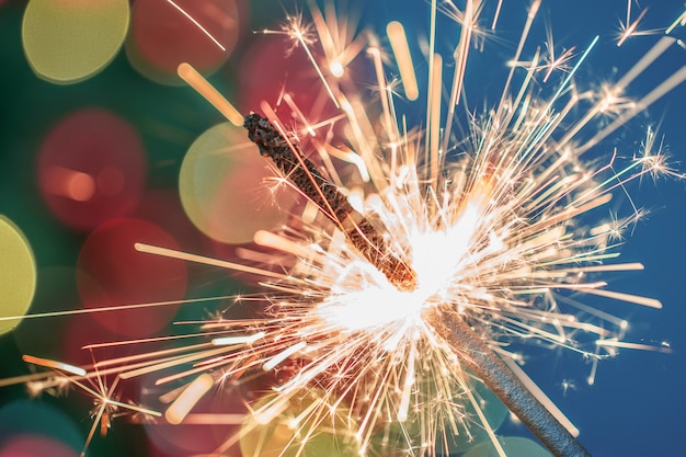 Close-up van het sterretje van vakantiekerstmis op donkere achtergrond